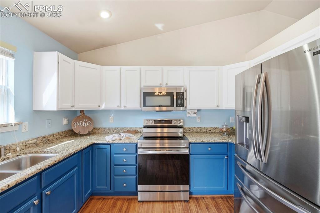 Image 11 of 49: Kitchen