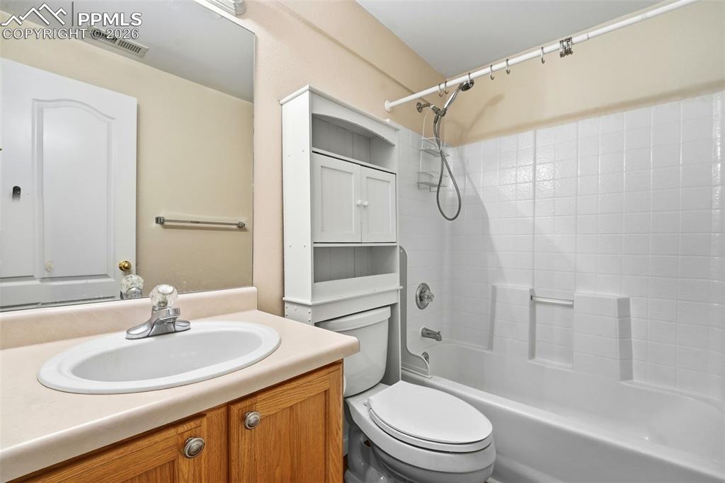 Image 25 of 49: Bathroom