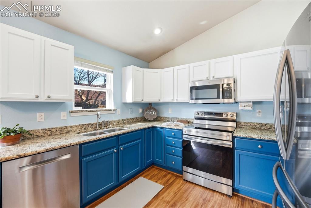 Image 9 of 49: Kitchen