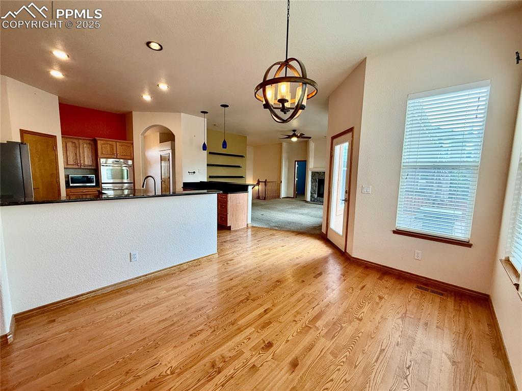 Image 10 of 45: Dining Area