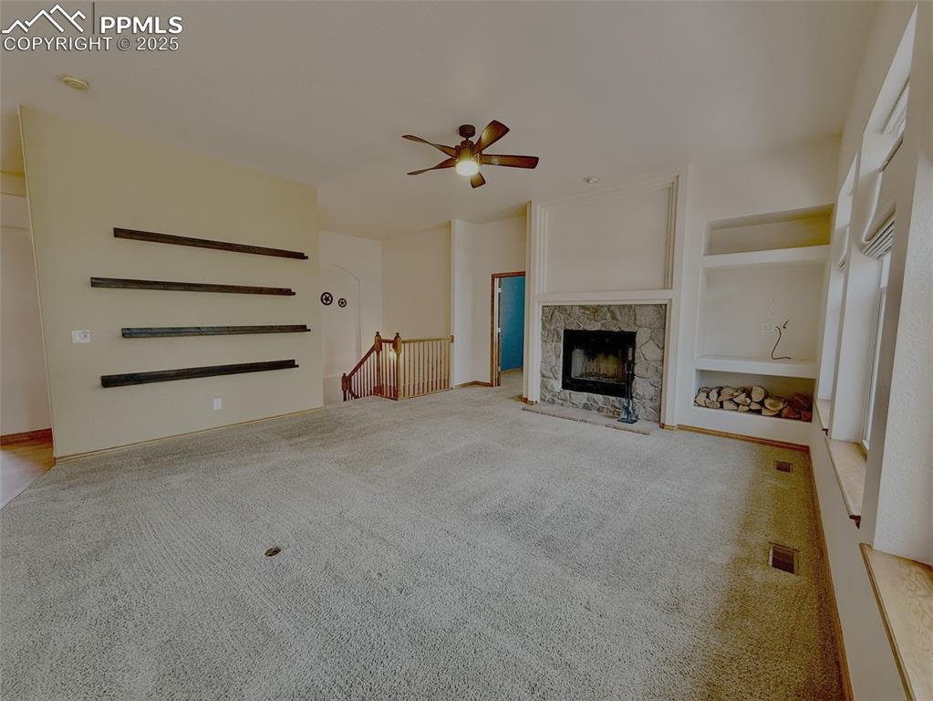 Image 13 of 45: Living Area