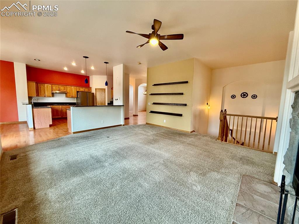 Image 14 of 45: Living Area