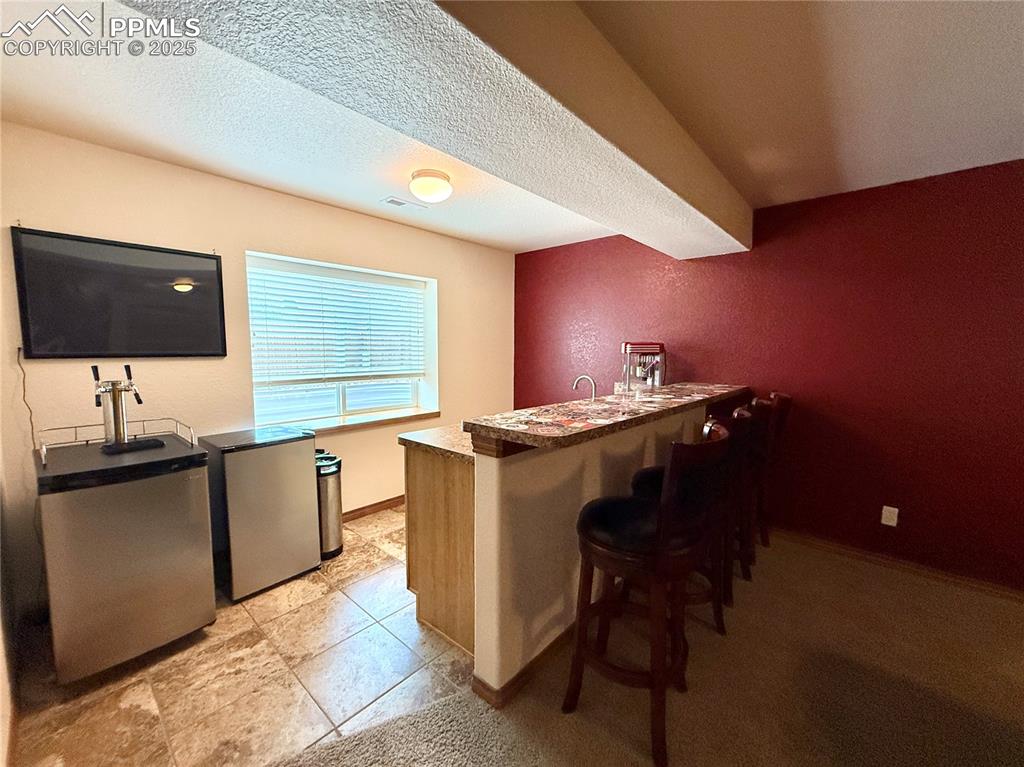 Image 33 of 45: Wet Bar