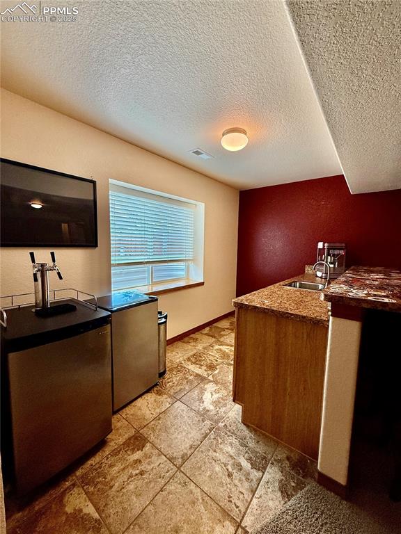 Image 34 of 45: Wet Bar
