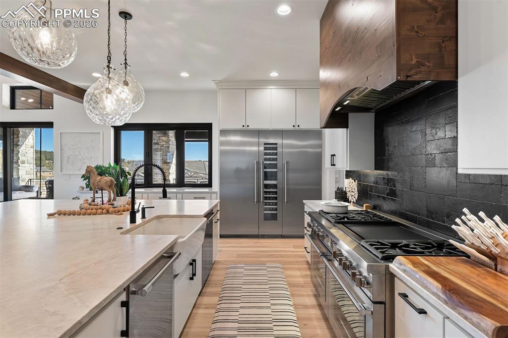 Image 18 of 50: Kitchen