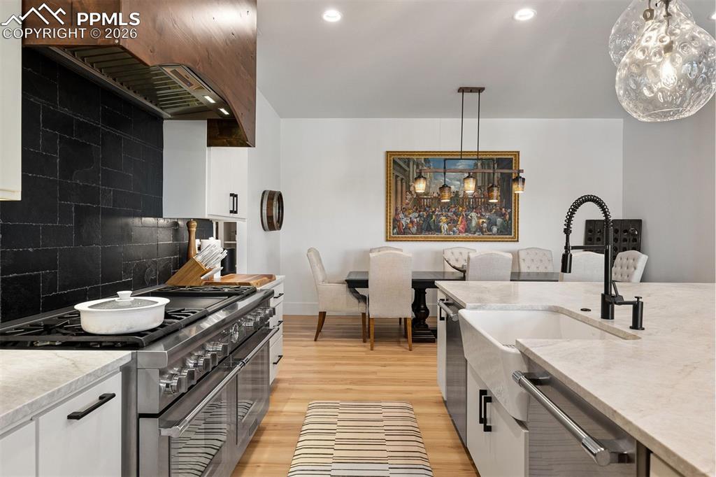 Image 19 of 50: Kitchen