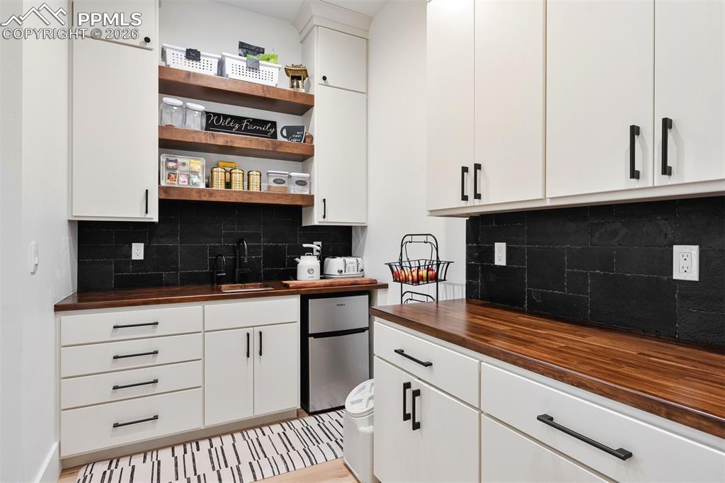 Image 20 of 50: Kitchen