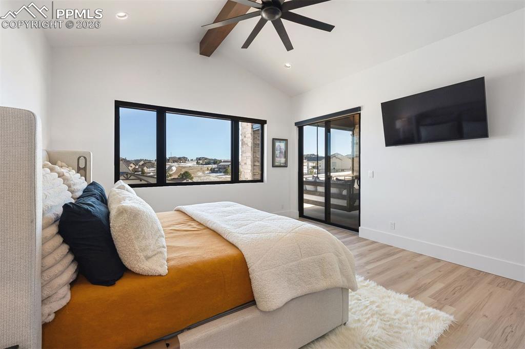 Image 23 of 50: Bedroom