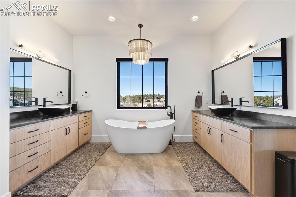 Image 25 of 50: Bathroom