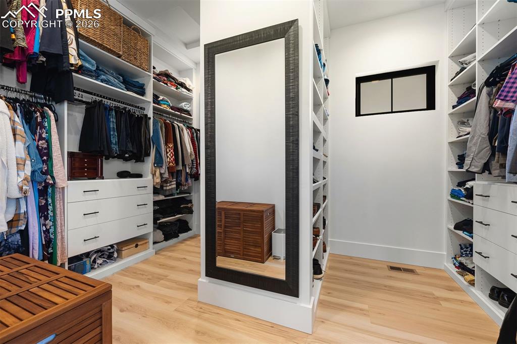 Image 28 of 50: Closet