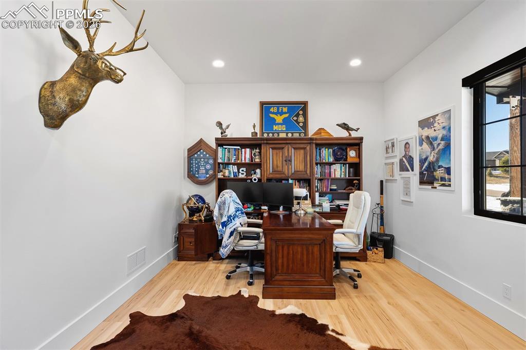 Image 31 of 50: Office