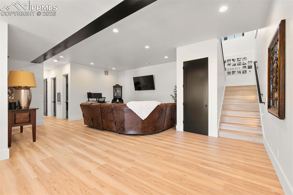 Image 33 of 50: Living Room