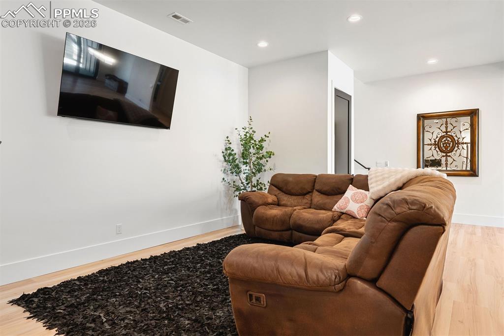 Image 34 of 50: Living Room