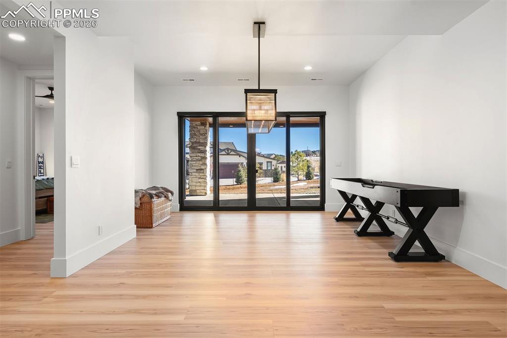 Image 35 of 50: Dining Area