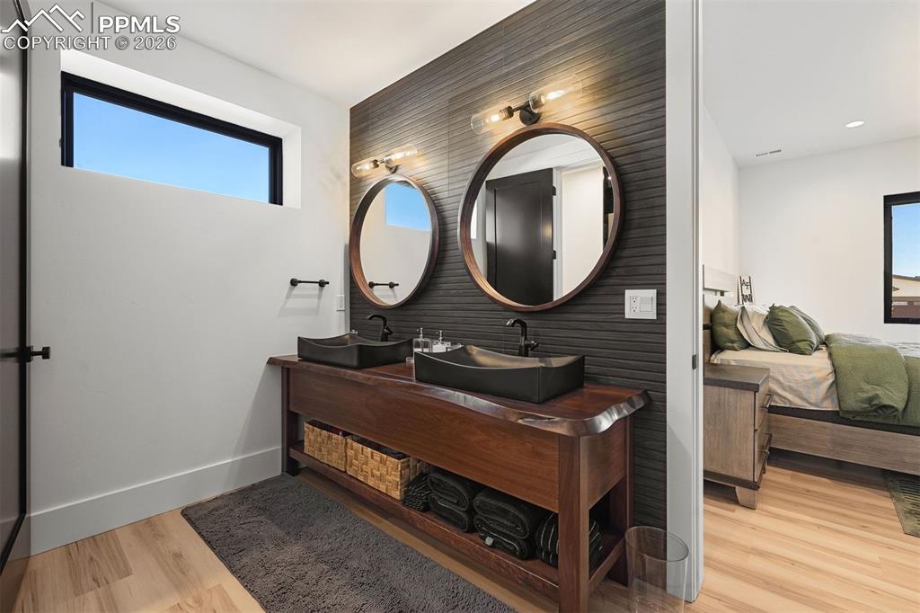 Image 41 of 50: Bathroom