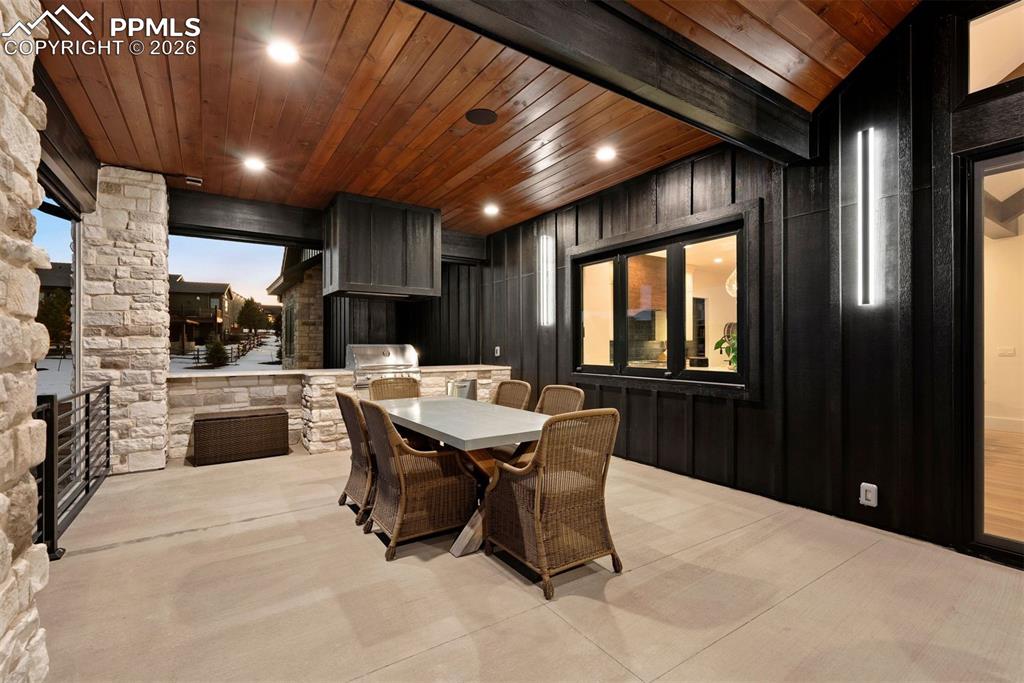 Image 7 of 50: Dining Area