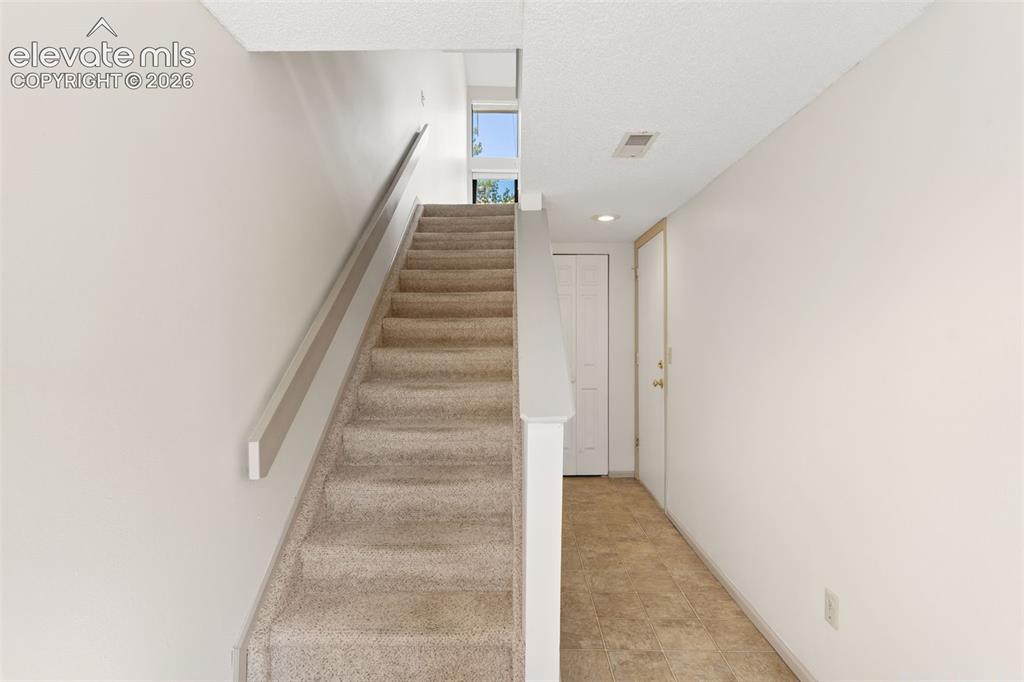 Image 10 of 25: Entry
