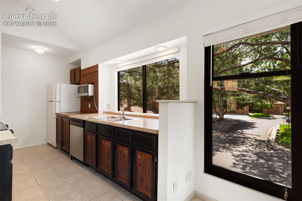 Image 14 of 25: Kitchen