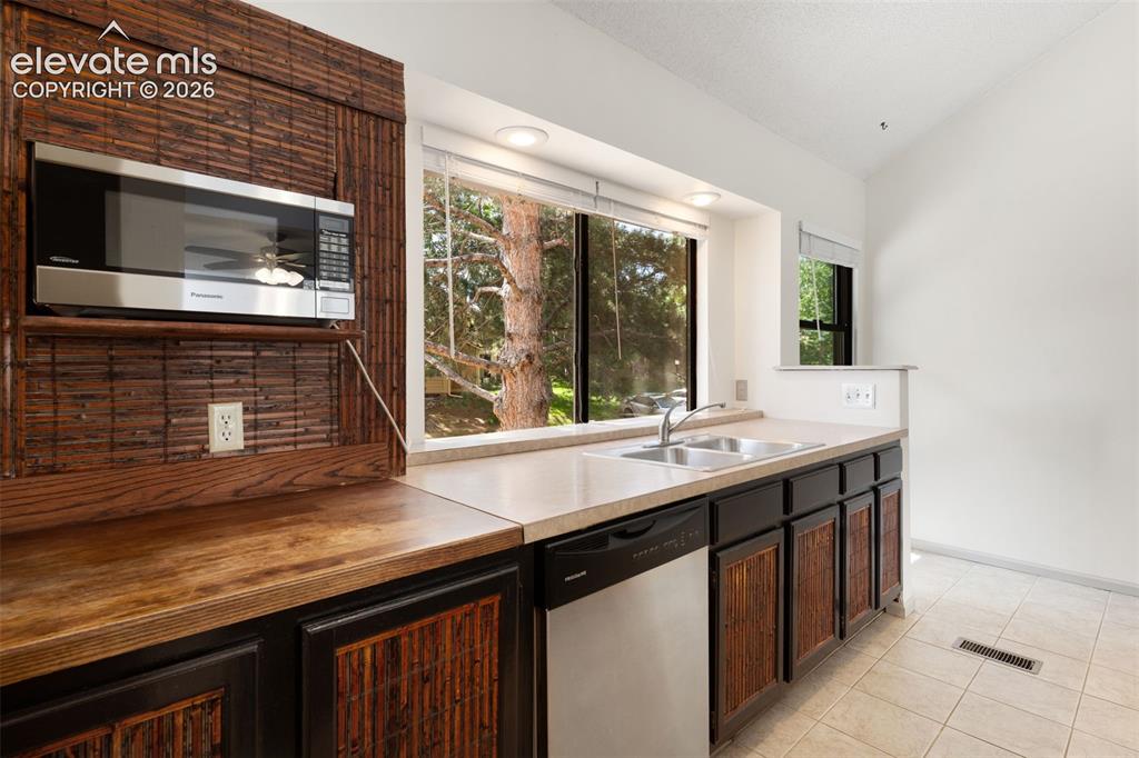 Image 15 of 25: Kitchen