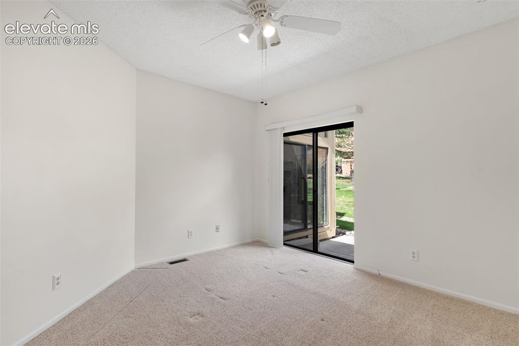 Image 19 of 25: Bedroom