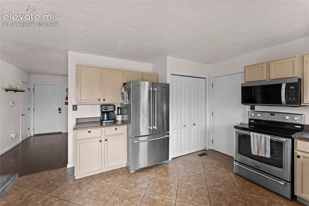 Image 10 of 38: Kitchen