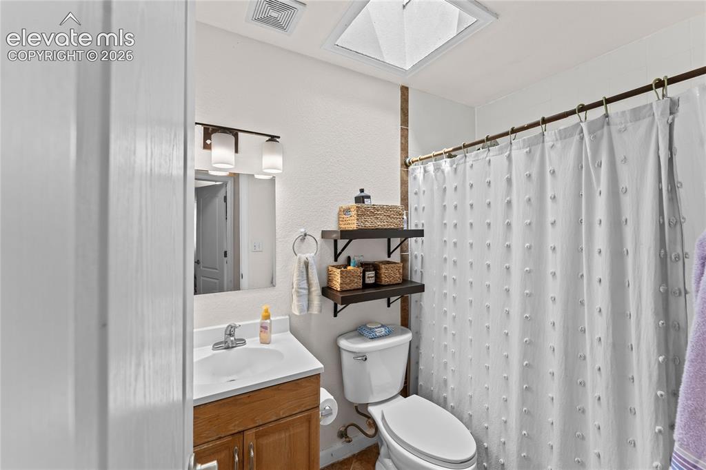 Image 14 of 38: Bathroom