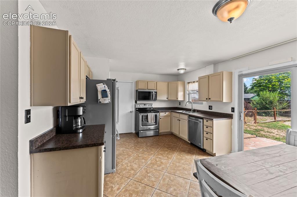 Image 8 of 38: Dining Area