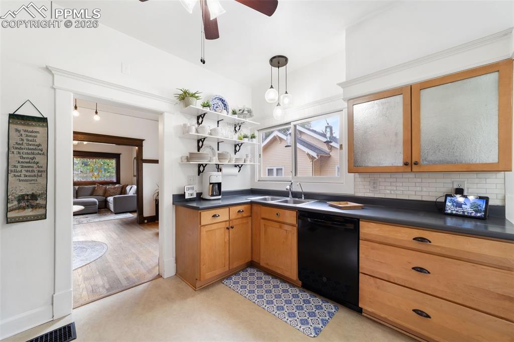 Image 10 of 50: Kitchen