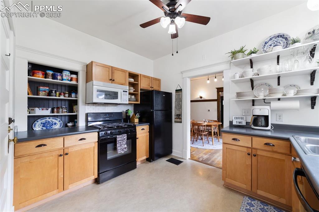 Image 11 of 50: Kitchen