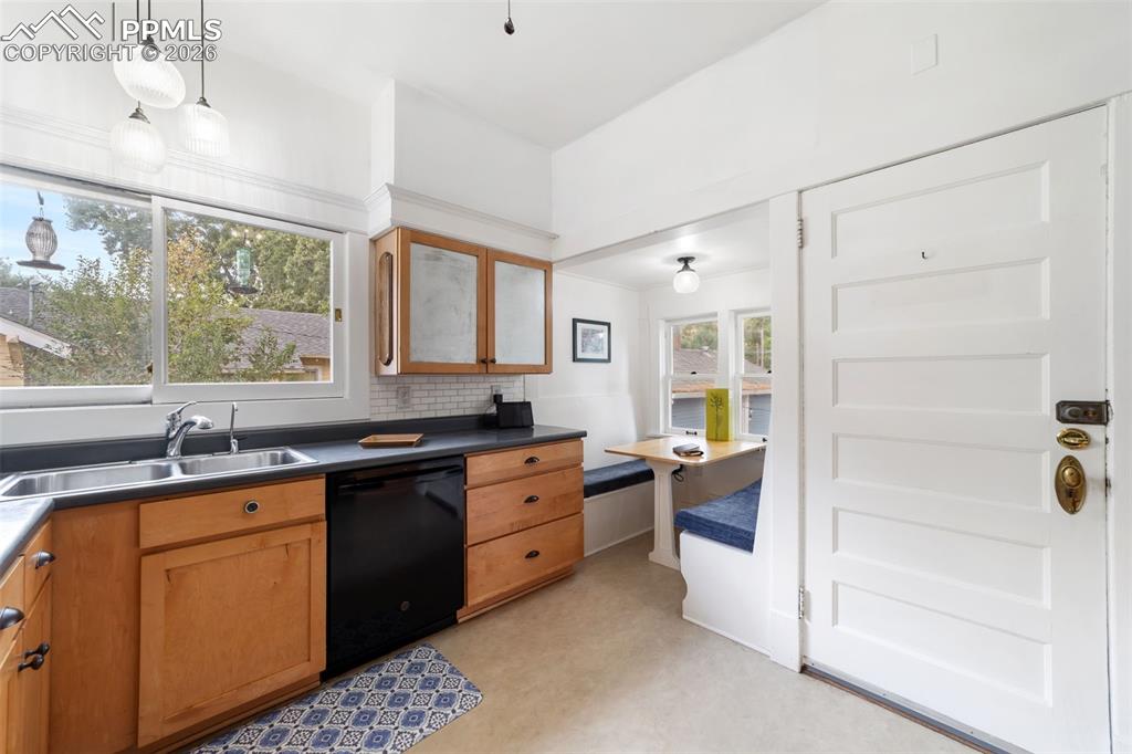 Image 12 of 50: Cozy breakfast nook