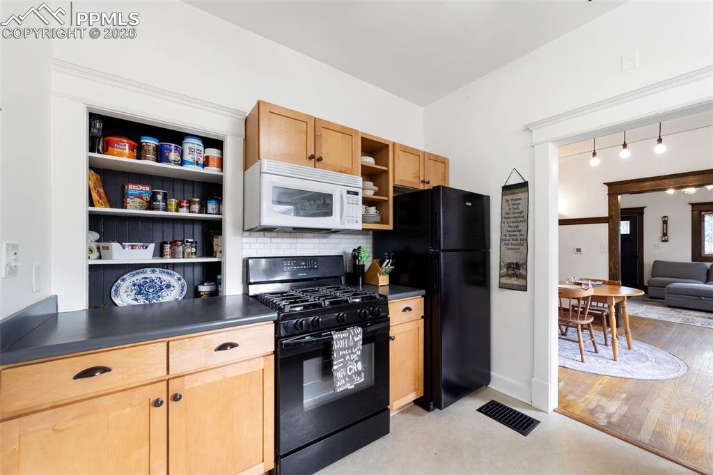 Image 13 of 50: Kitchen