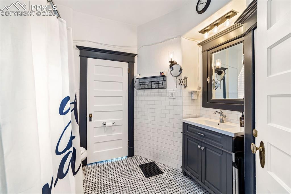 Image 18 of 50: Bathroom