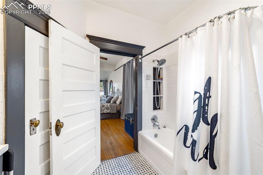 Image 19 of 50: Ensuite bathroom featuring shower / bathtub combination