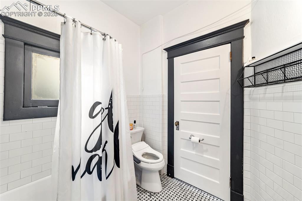 Image 20 of 50: Bathroom