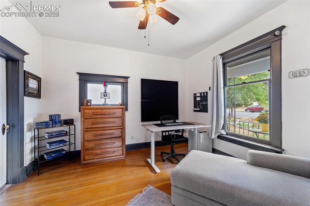 Image 21 of 50: Second bedroom