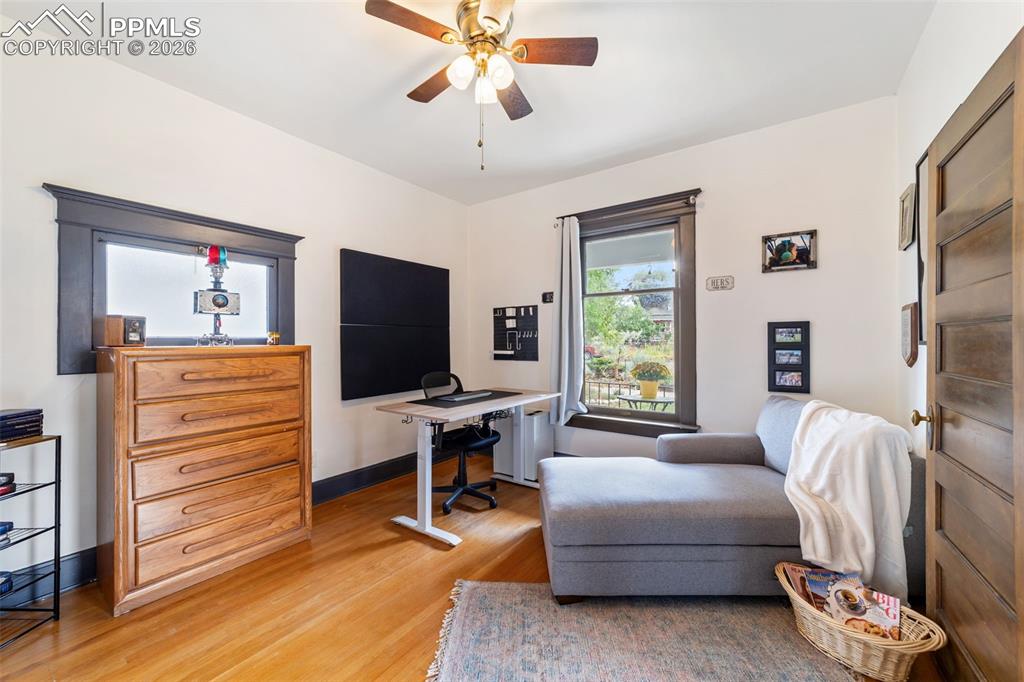 Image 22 of 50: Second bedroom