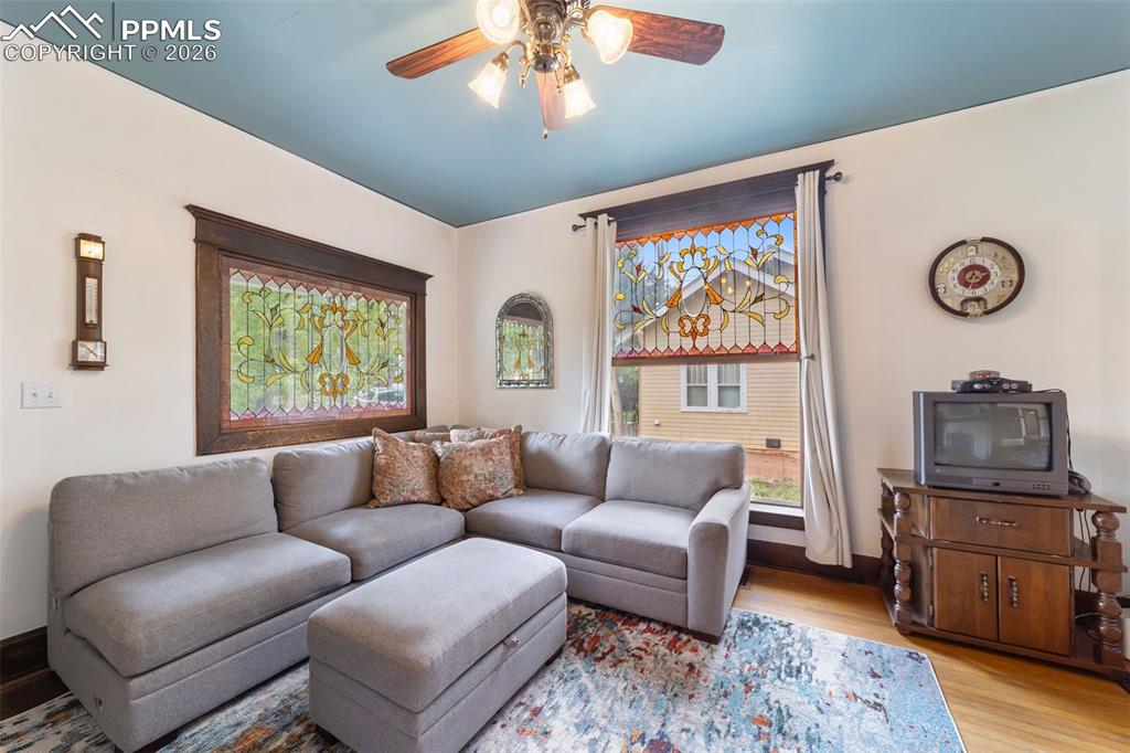 Image 5 of 50: Beautiful glass accents