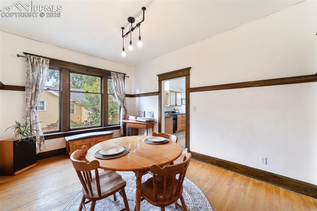 Image 8 of 50: Dining Area