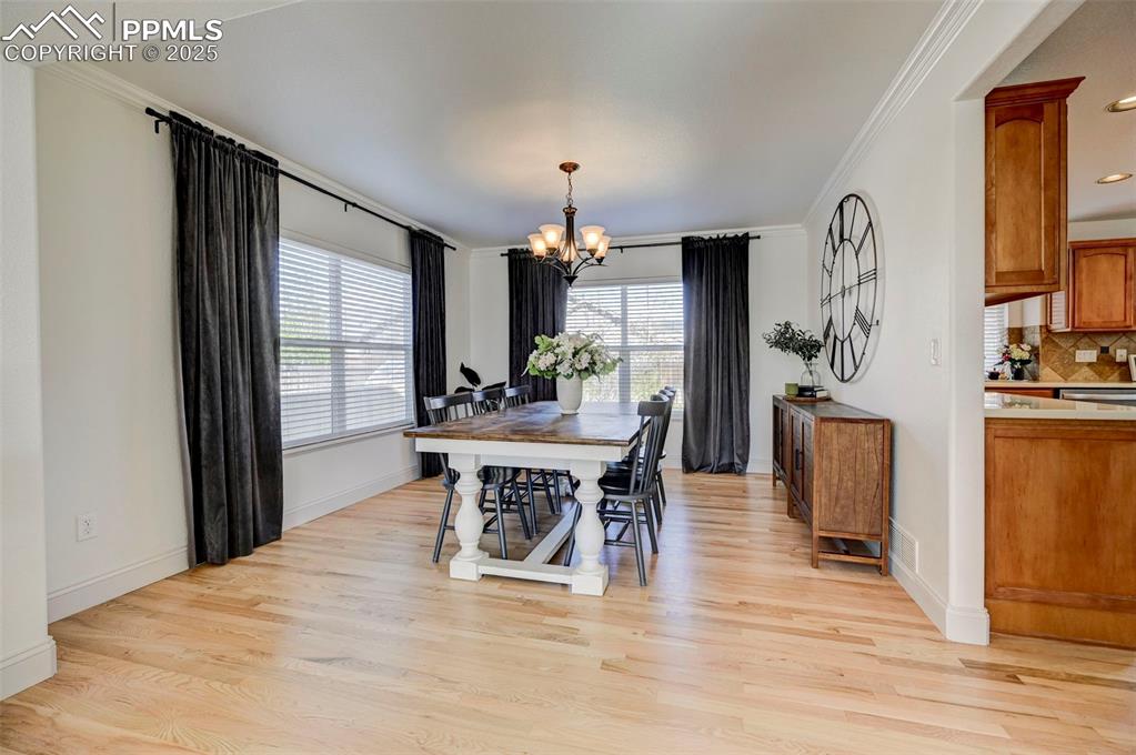 Image 17 of 48: Dining Area