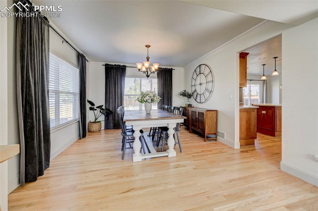 Image 18 of 48: Dining Area