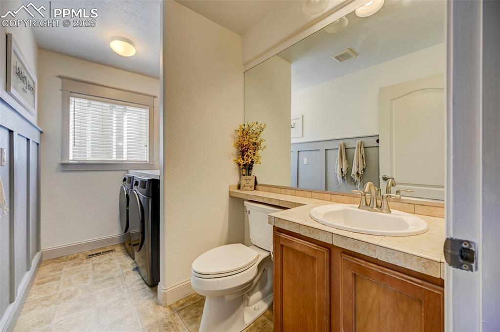 Image 19 of 48: Bathroom