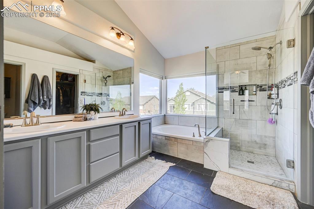 Image 23 of 48: Bathroom