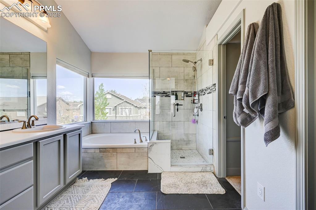 Image 24 of 48: Bathroom