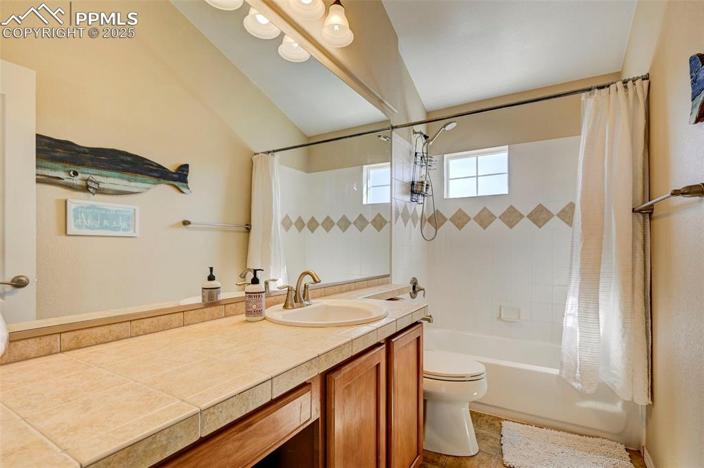 Image 29 of 48: Bathroom