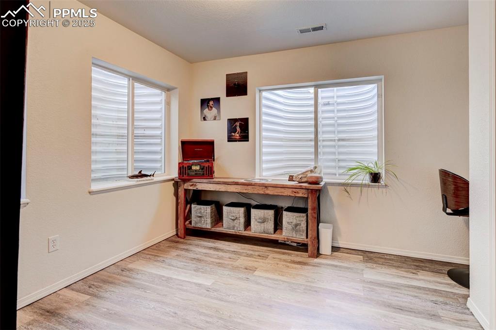 Image 35 of 48: Office