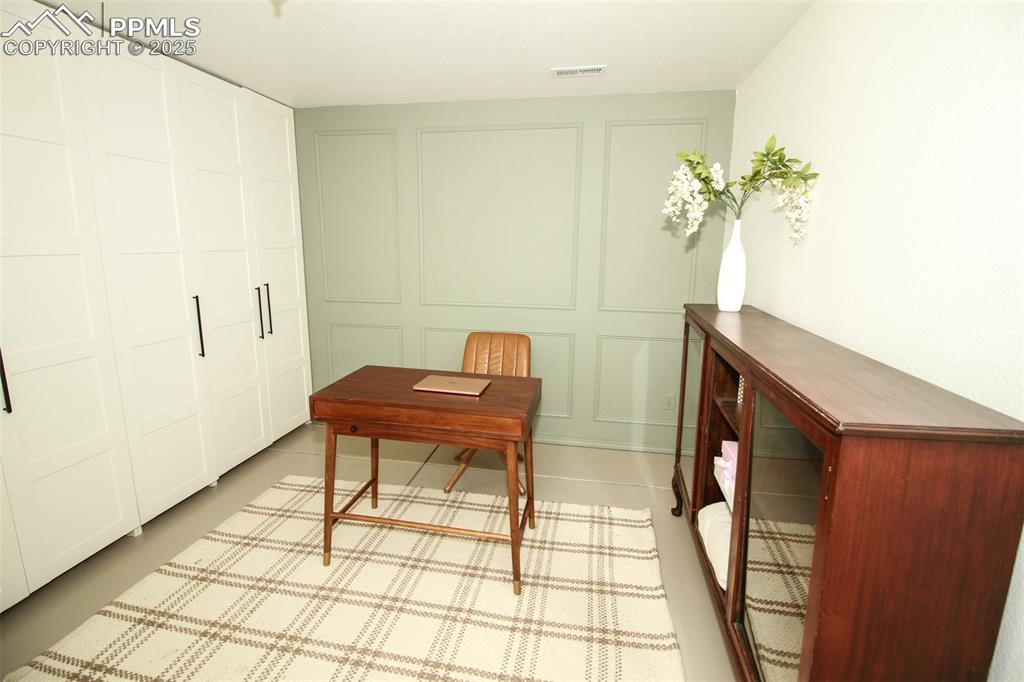 Image 40 of 48: Office