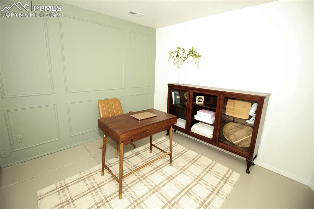 Image 41 of 48: Office