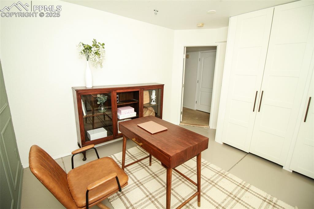 Image 42 of 48: Office