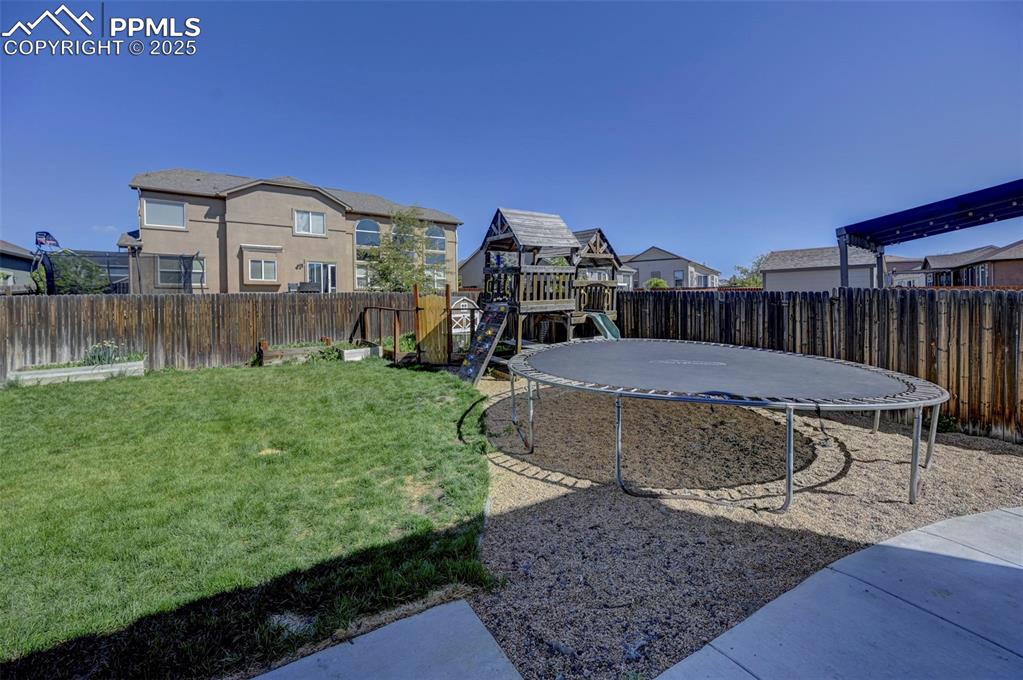 Image 43 of 48: Yard