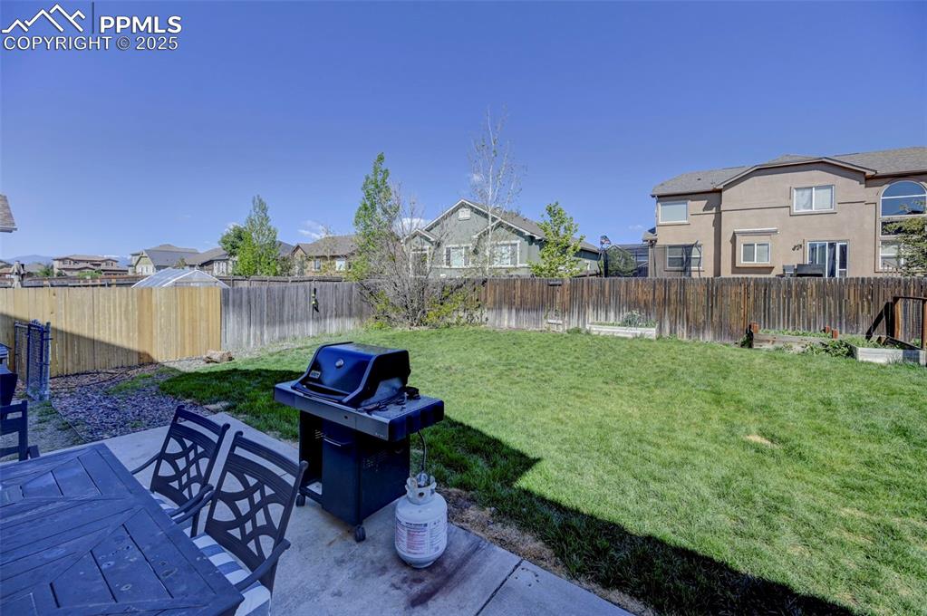 Image 45 of 48: Yard